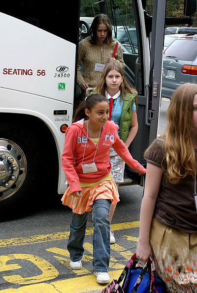 Children exiting bus at show